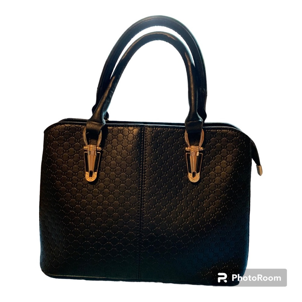 Classy black purse with lots of storage